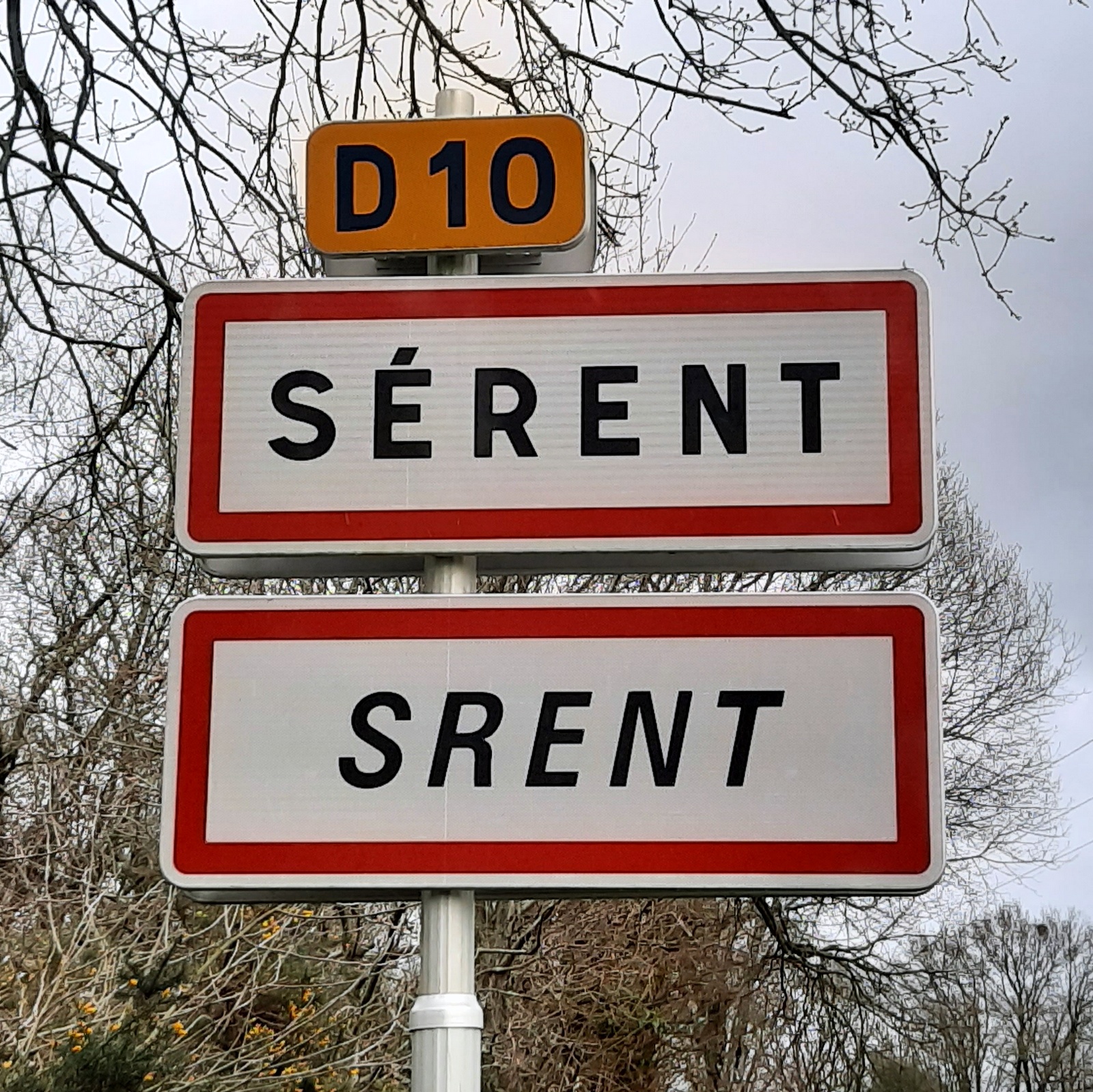 Panneau bilingue français-gallo à l'entrée de l'agglomération de Sérent, dans le Morbihan